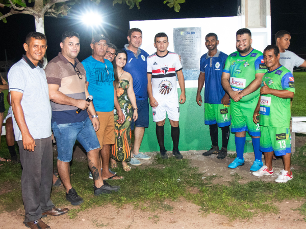 Prefeitura de Mojuí dos Campos inaugura iluminação do campo de futebol da comunidade Baixa da Onça