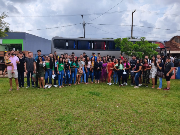 Prefeitura de Mojuí dos Campos disponibiliza dois ônibus e 100 candidatos do Enem viajam de graça até os locais de prova