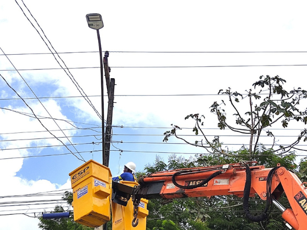 Prefeitura de Mojuí dos Campos avança com a implantação de iluminação pública em LED, substituindo lâmpadas antigas