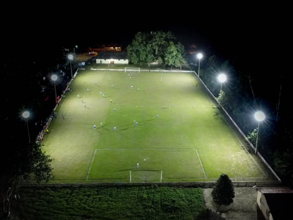 Prefeitura de Mojuí dos Campos inaugura moderna iluminação de LED do campo de futebol na comunidade Garrafão