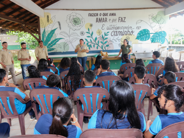 Agentes de Endemias realizam palestra sobre dengue e combate ao mosquito Aedes aegypti na escola Júlio Walfredo